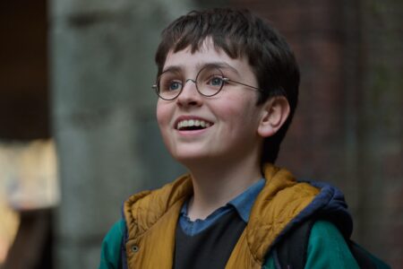 Série Harry Potter: ator que interpreta Harry olhando para a frente sorrindo