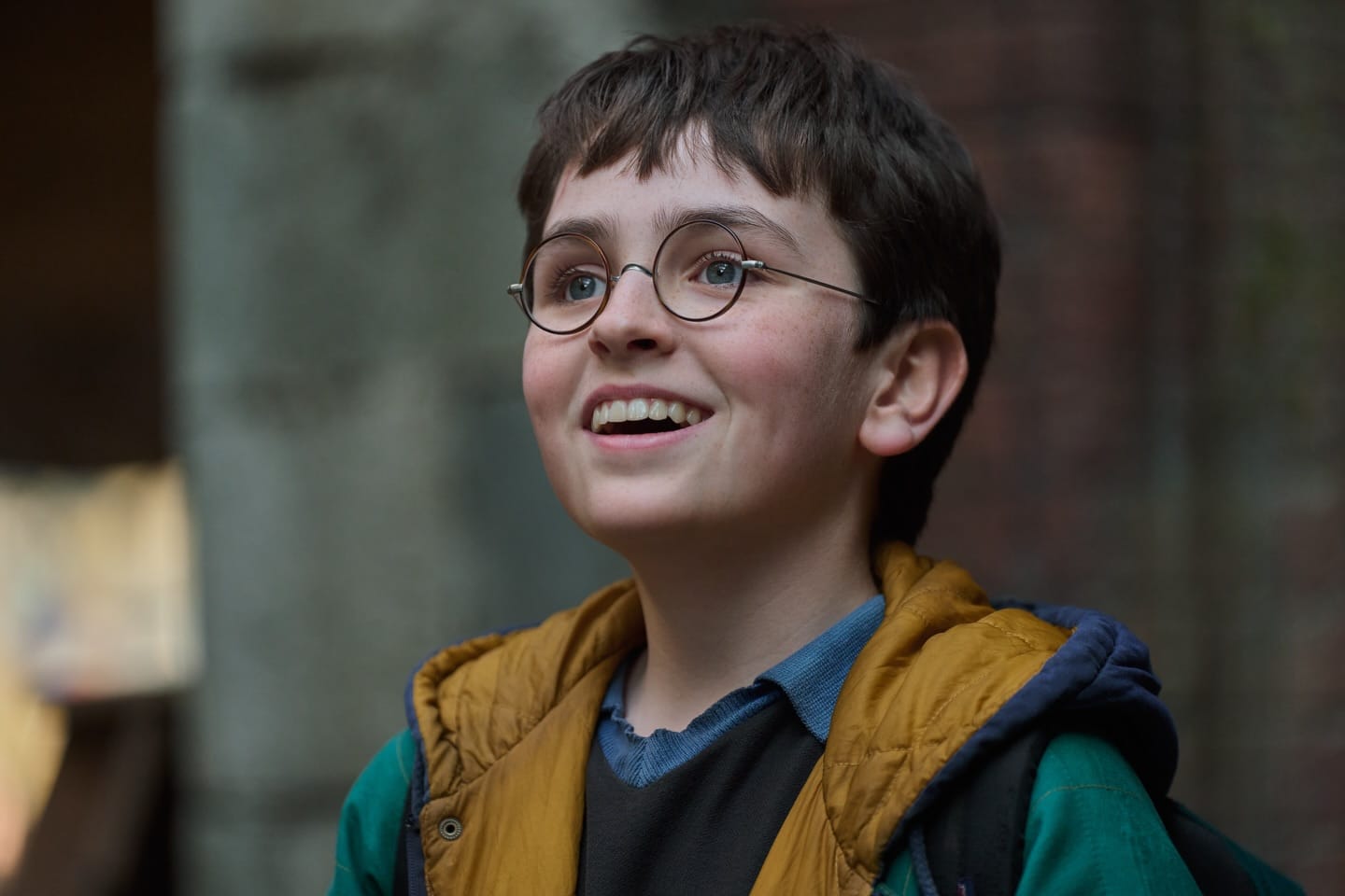 Série Harry Potter: ator que interpreta Harry olhando para a frente sorrindo