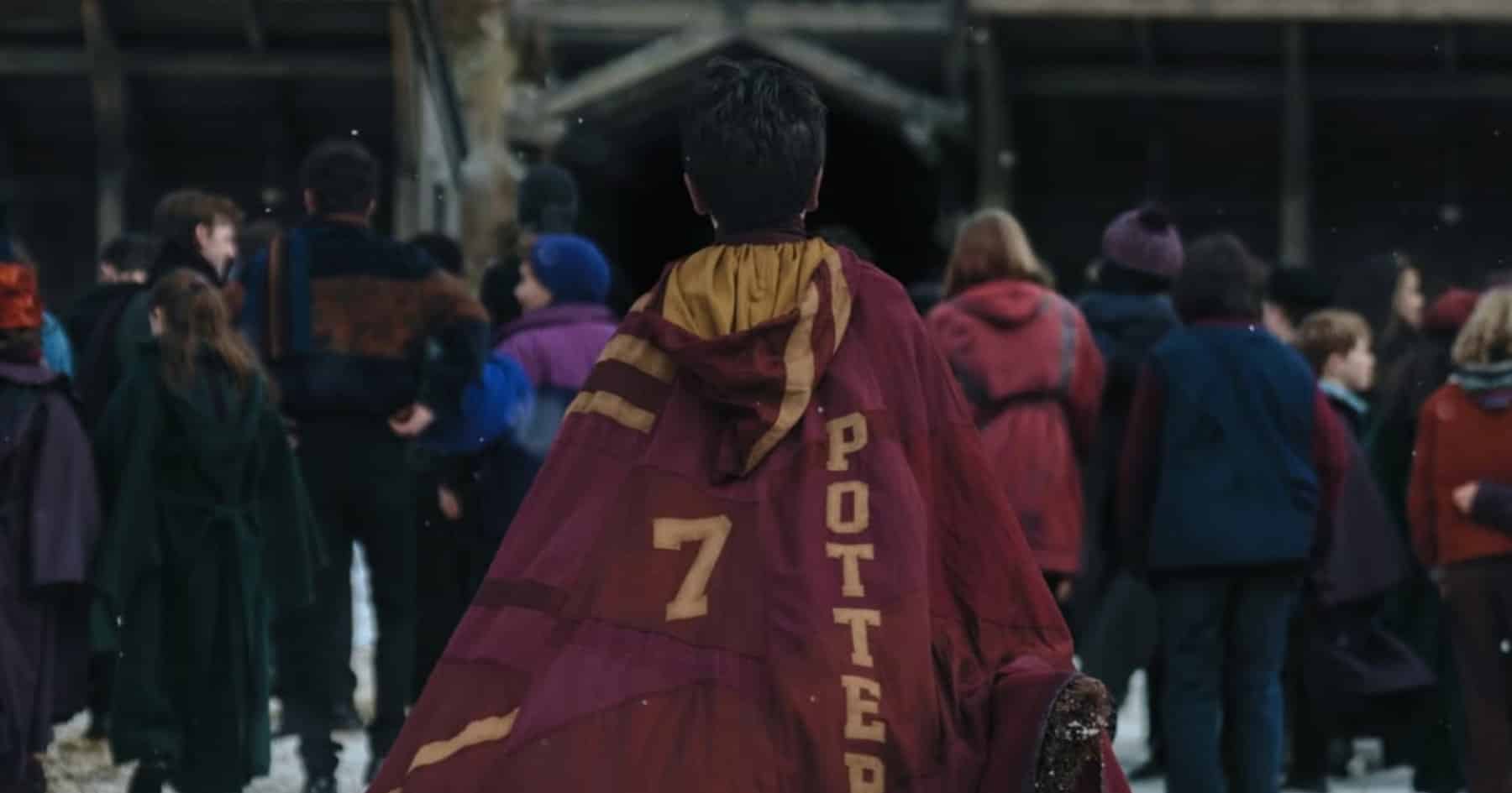 Primeira imagem revelada da série da HBO trás Harry Potter, ainda de costas, com suas roupas de quadribol.