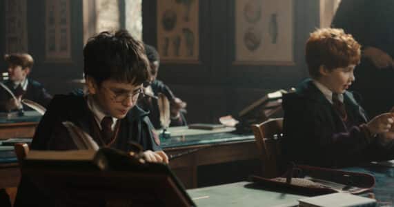 Harry e Rony praticando o feitiço Acufors no trailer de Harry Potter (Reprodução / HBO Max)