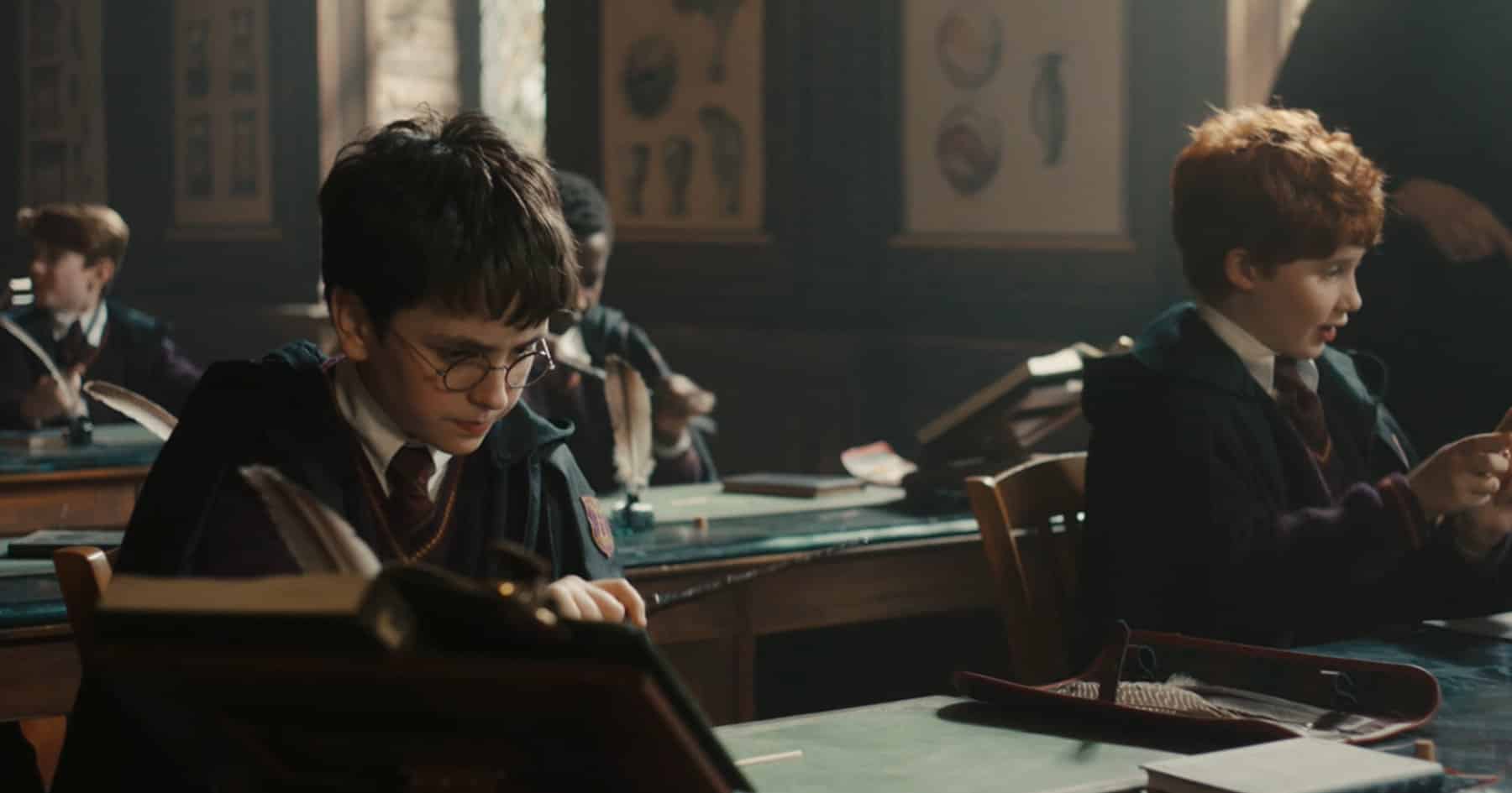 Harry e Rony praticando o feitiço Acufors no trailer de Harry Potter (Reprodução / HBO Max)